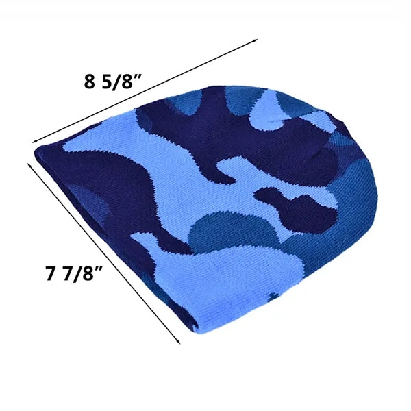 This knitted beanie hat is designed with fashionable camo ja