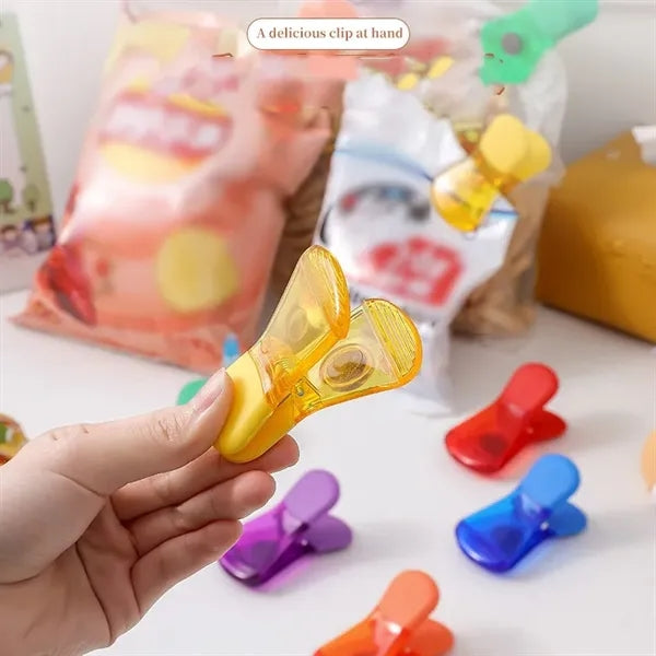 Magnetic plastic clip refrigerator magnet