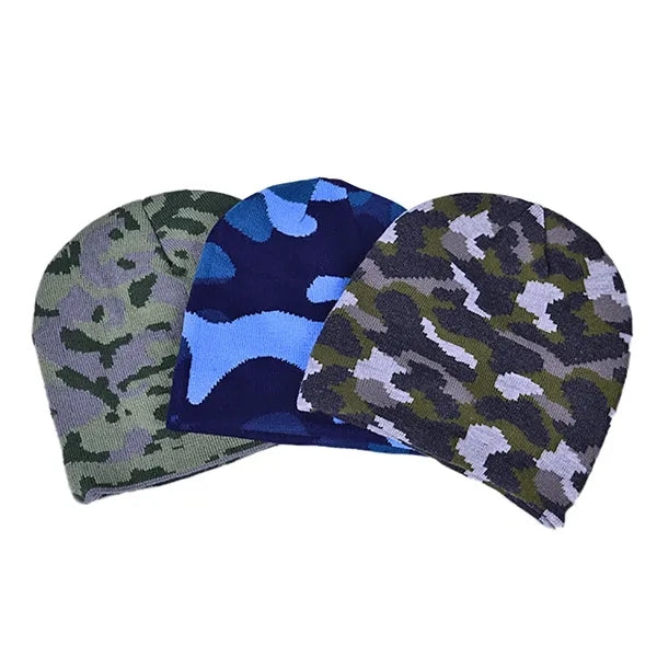 This knitted beanie hat is designed with fashionable camo ja