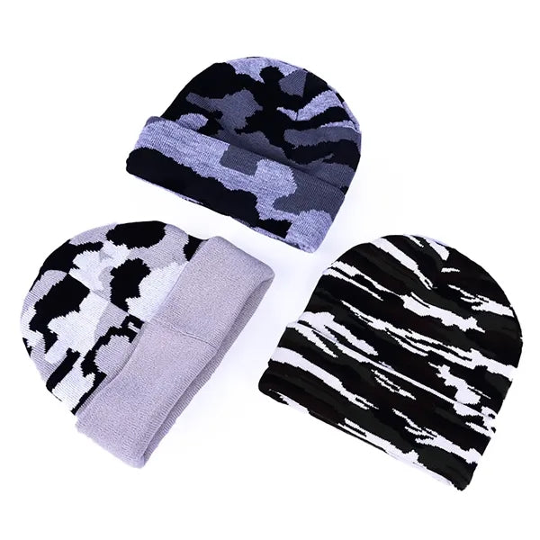 This knitted beanie hat is designed with fashionable camo ja
