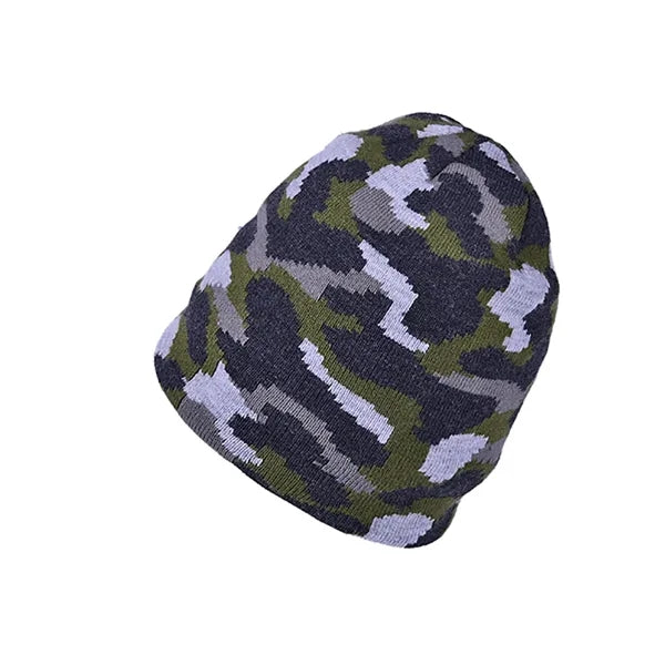 This knitted beanie hat is designed with fashionable camo ja